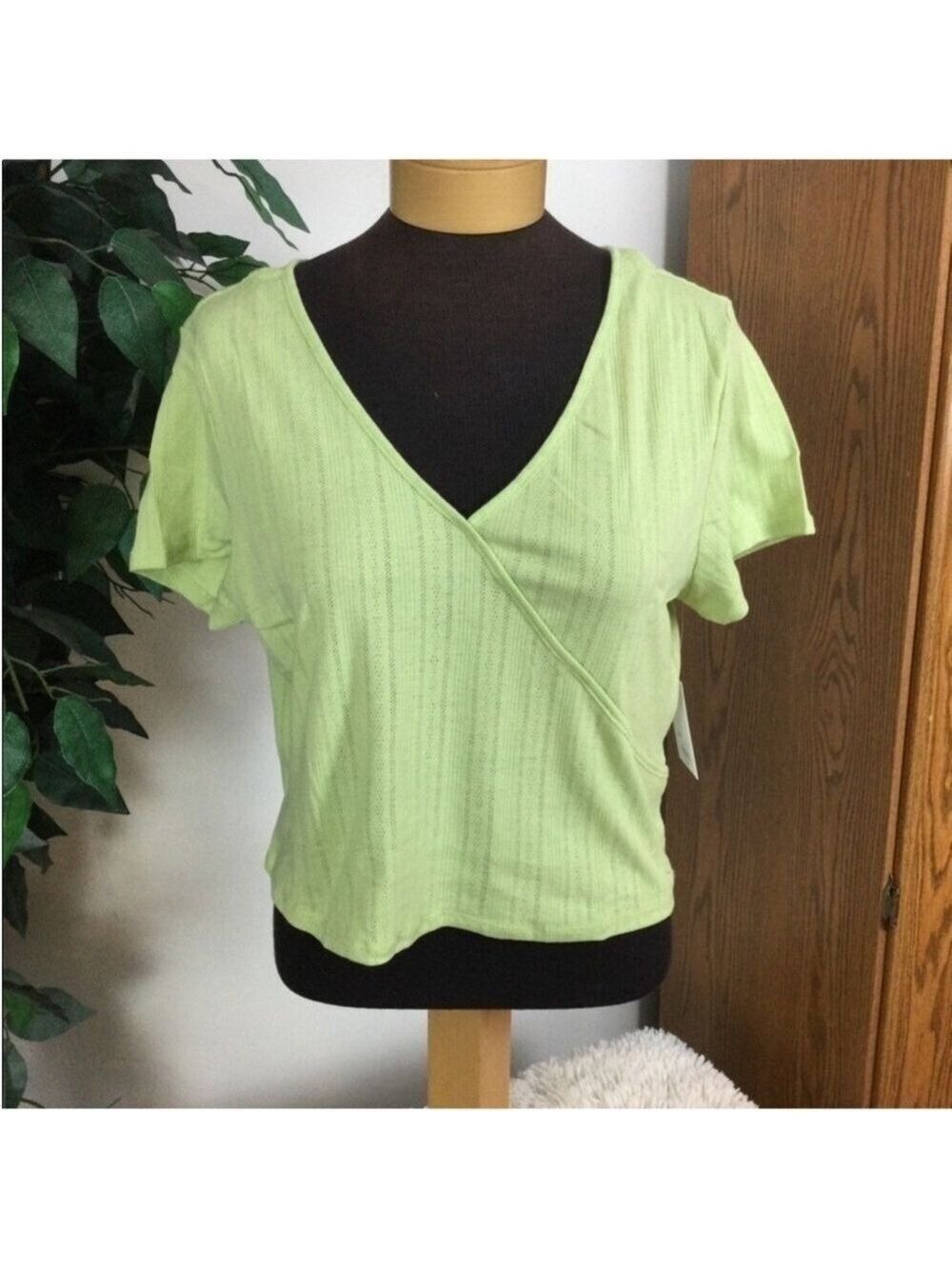 SO cropped short sleeve tee Woman’s Junior’s size XXL accepting green
